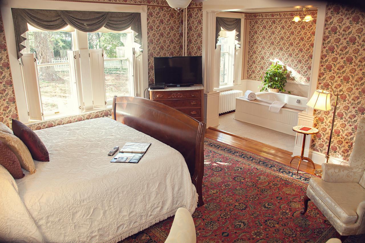 The Carriage Inn Bed And Breakfast Charles Town Dış mekan fotoğraf