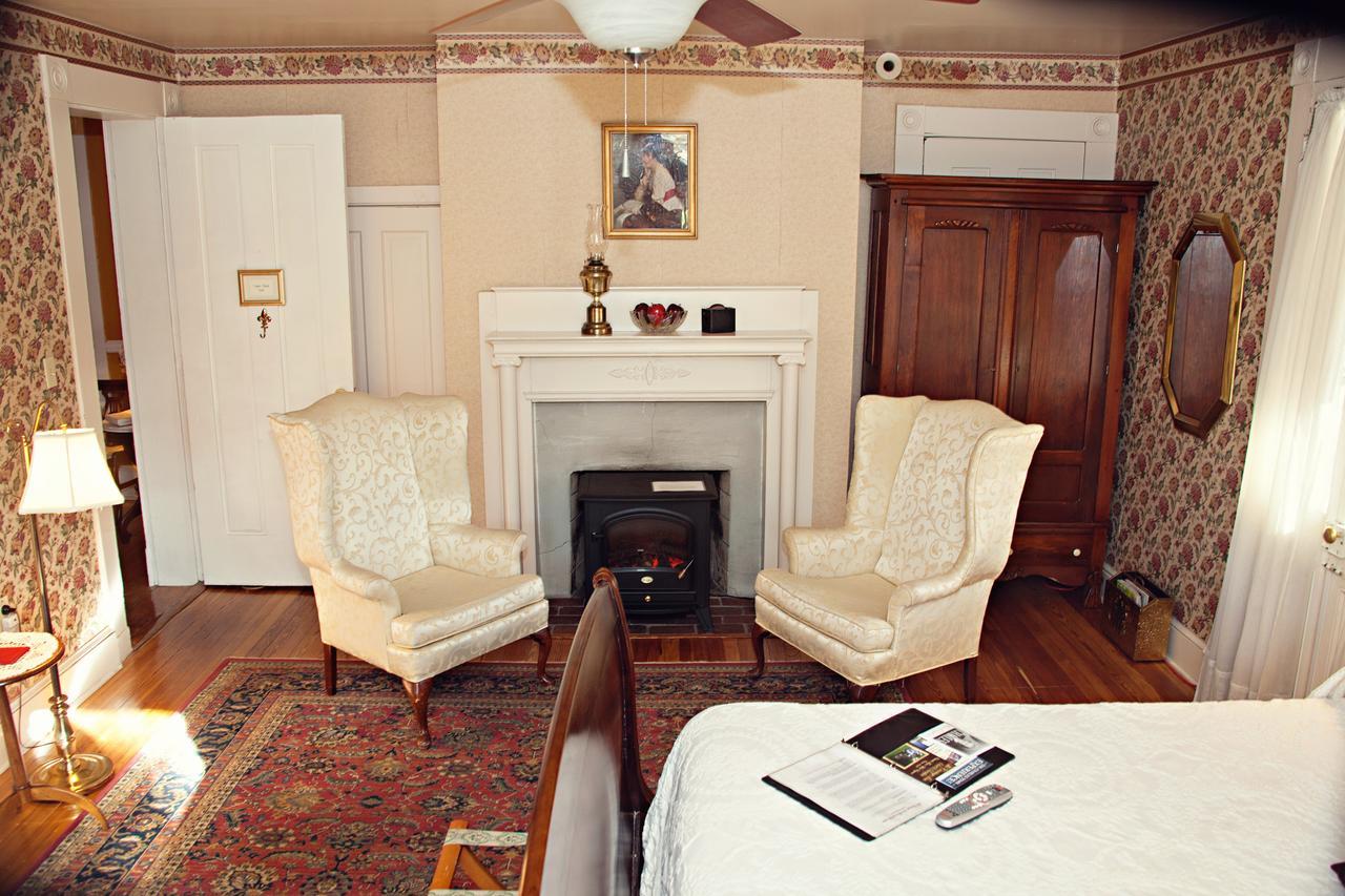 The Carriage Inn Bed And Breakfast Charles Town Dış mekan fotoğraf