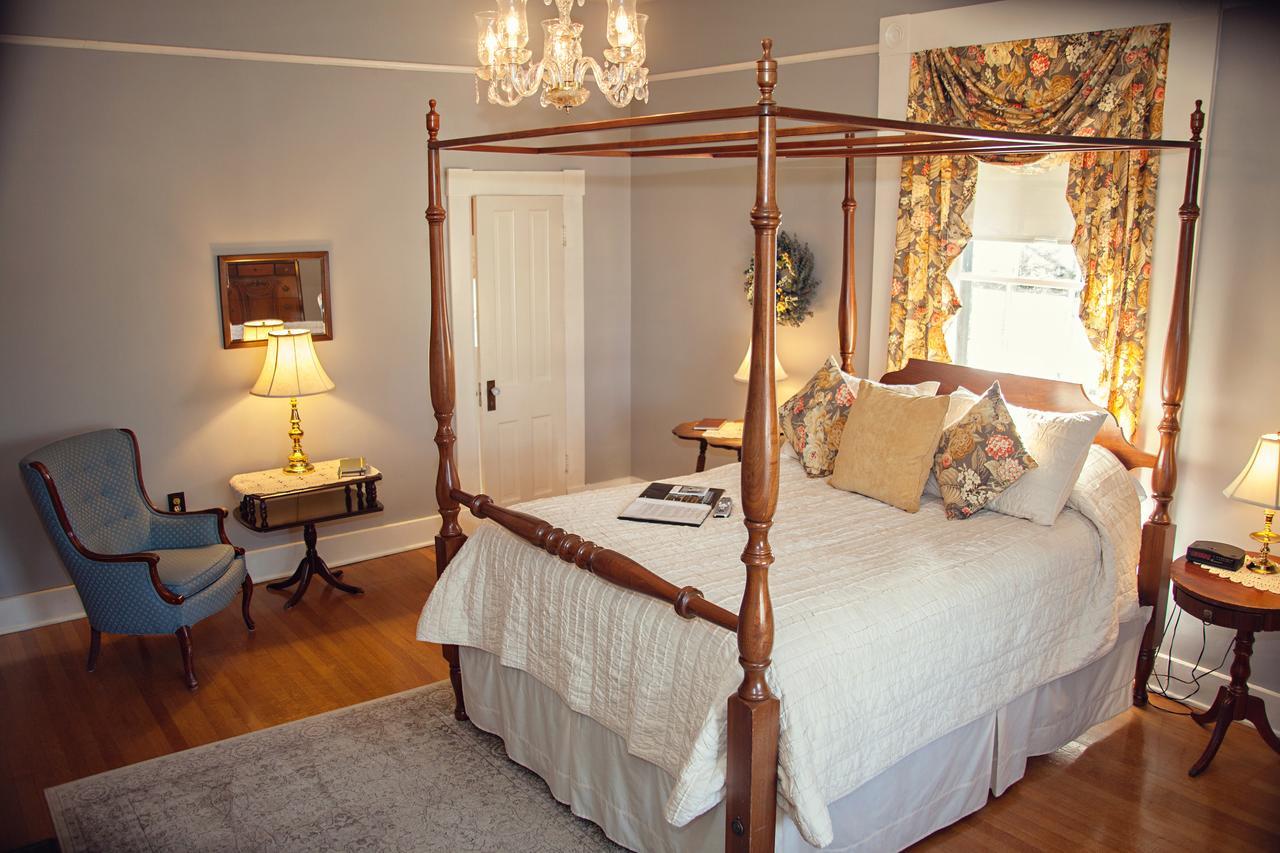 The Carriage Inn Bed And Breakfast Charles Town Dış mekan fotoğraf