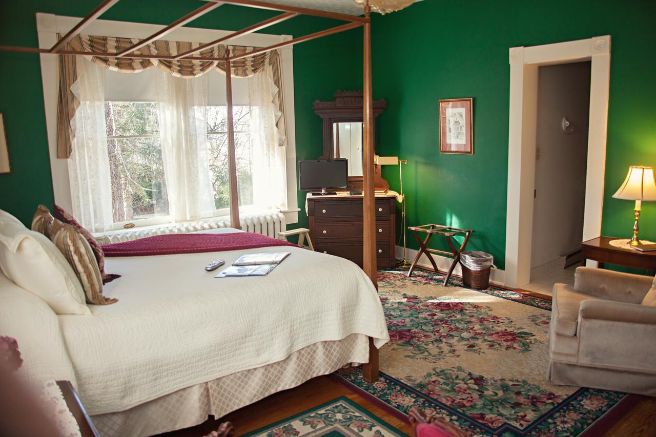 The Carriage Inn Bed And Breakfast Charles Town Dış mekan fotoğraf