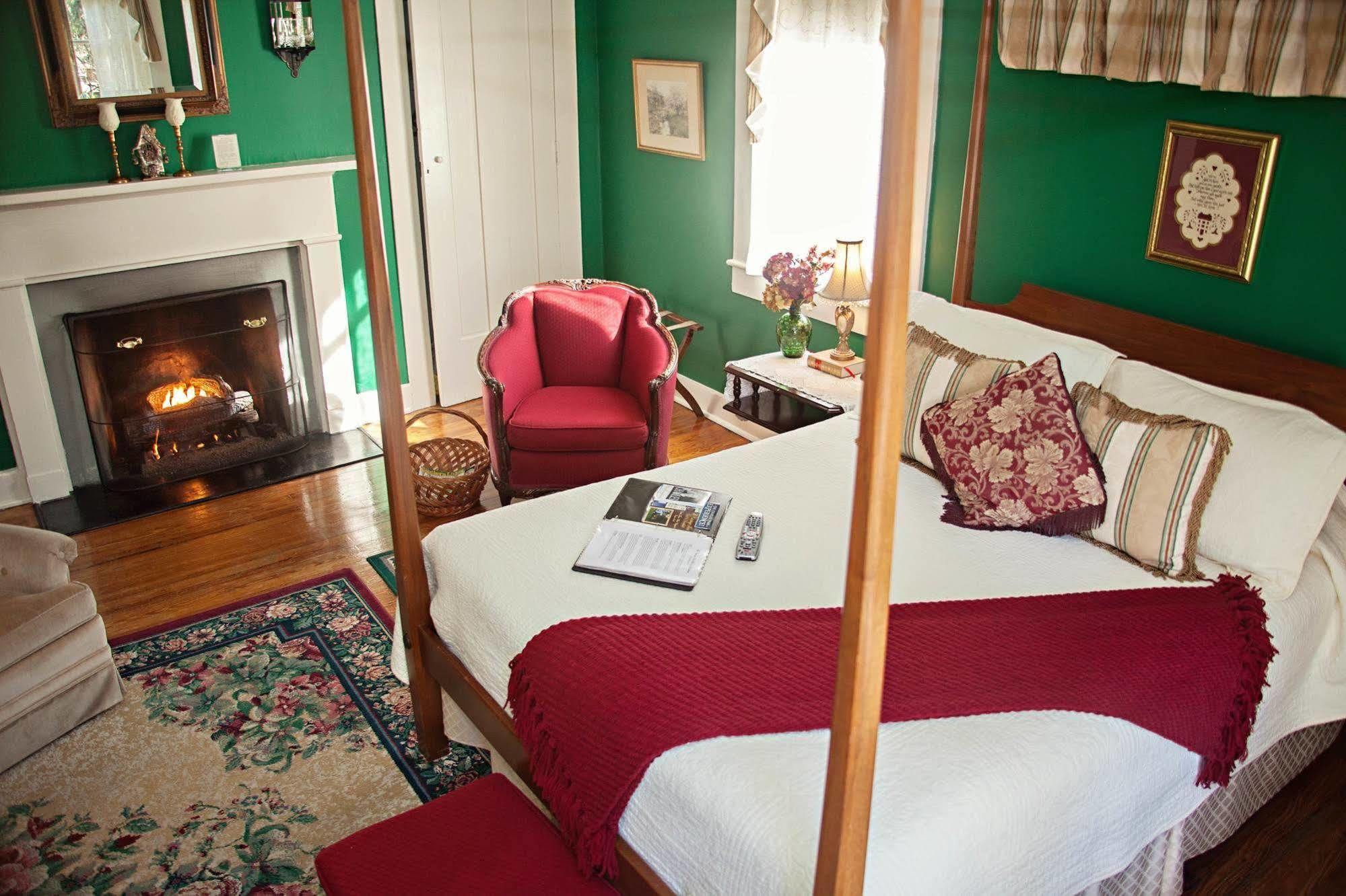 The Carriage Inn Bed And Breakfast Charles Town Dış mekan fotoğraf