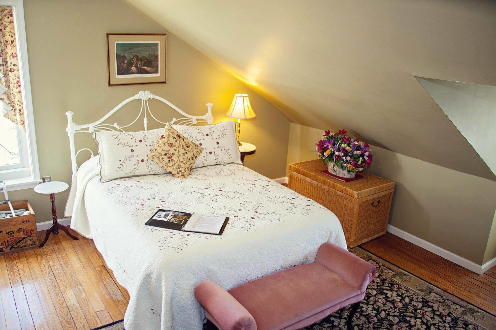 The Carriage Inn Bed And Breakfast Charles Town Dış mekan fotoğraf