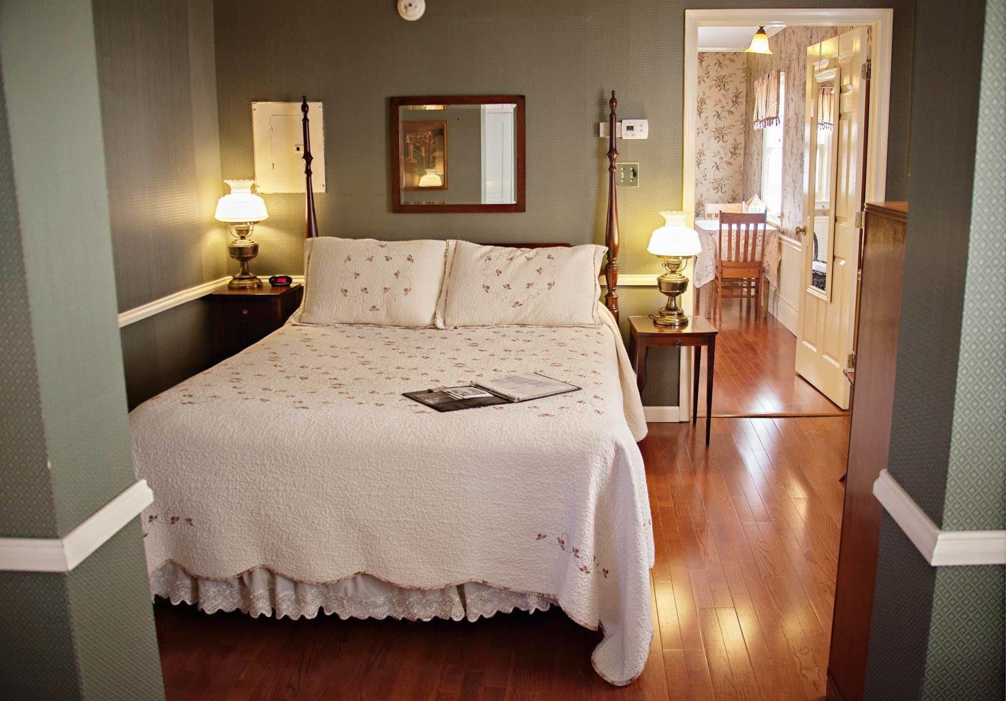 The Carriage Inn Bed And Breakfast Charles Town Dış mekan fotoğraf
