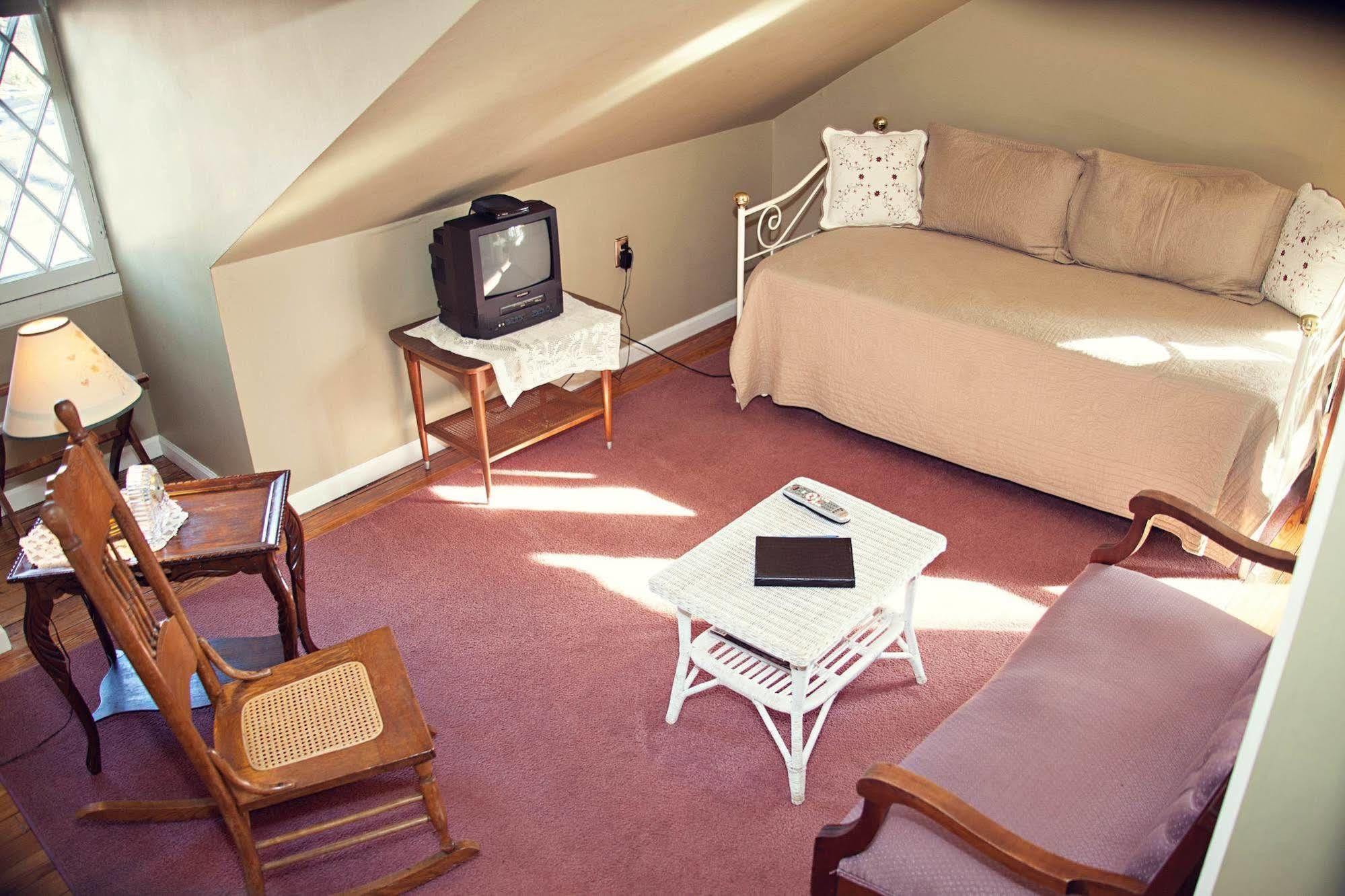 The Carriage Inn Bed And Breakfast Charles Town Dış mekan fotoğraf
