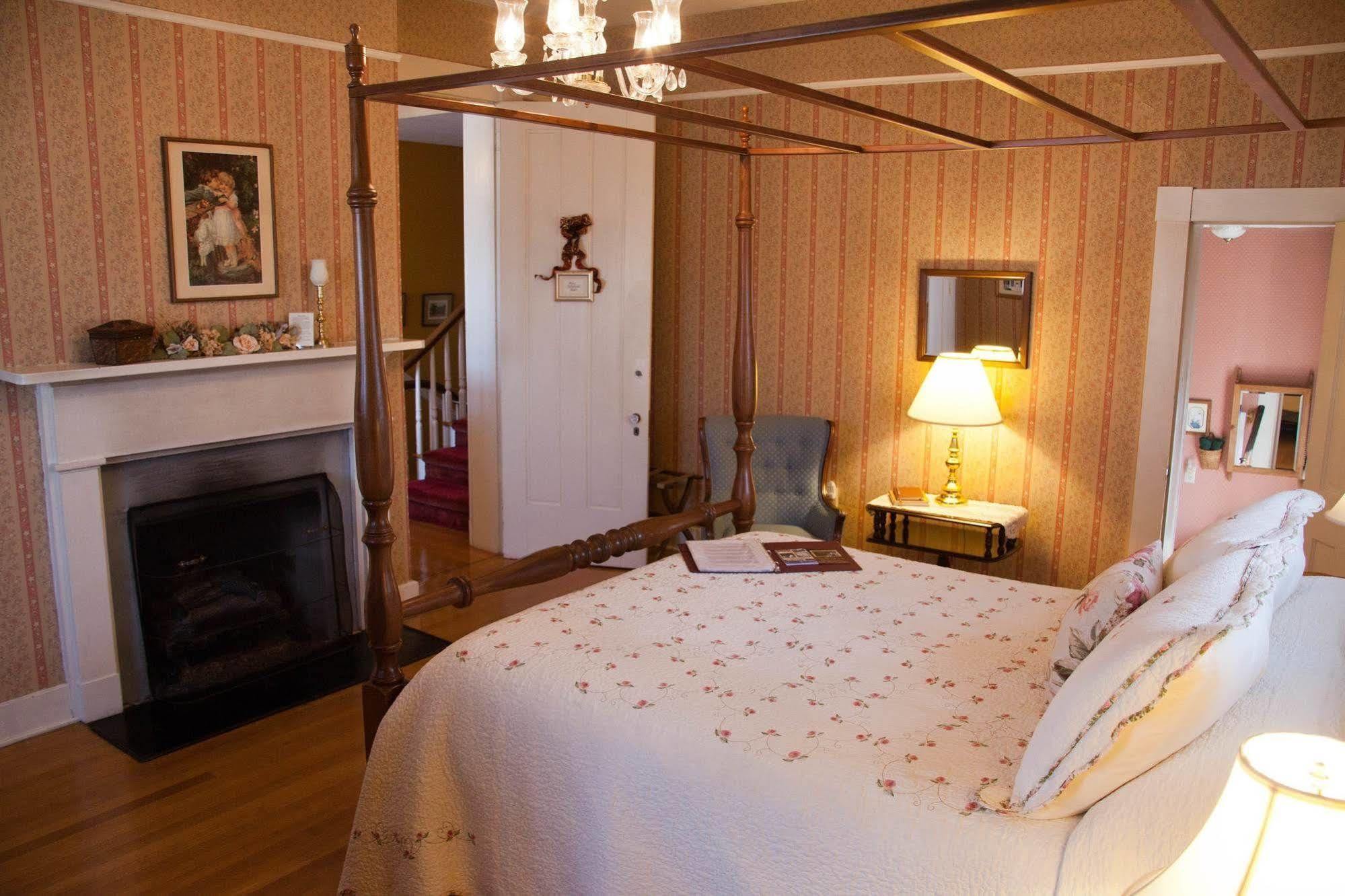The Carriage Inn Bed And Breakfast Charles Town Dış mekan fotoğraf
